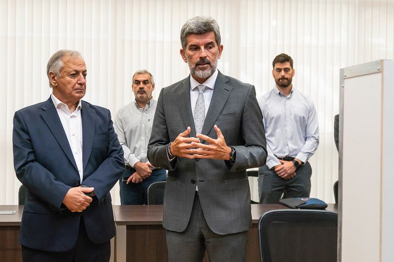 El intendente Ulpiano Suarez, junto a Alejandro Gullé.