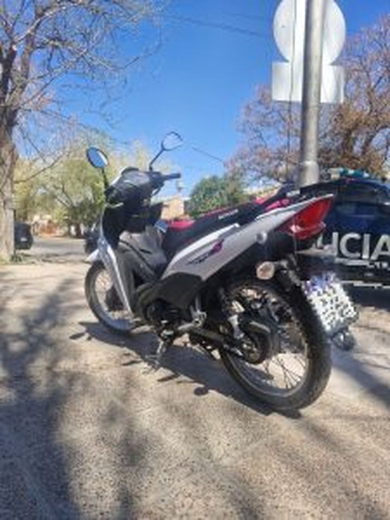 En Las Heras, un joven de 19 años protagonizó una persecución a alta velocidad a bordo de una Honda Wave 110 cc