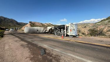 Terrible choque frontal entre dos camiones en Alta Montaña. Terrible choque frontal entre dos camiones en Alta Montaña.