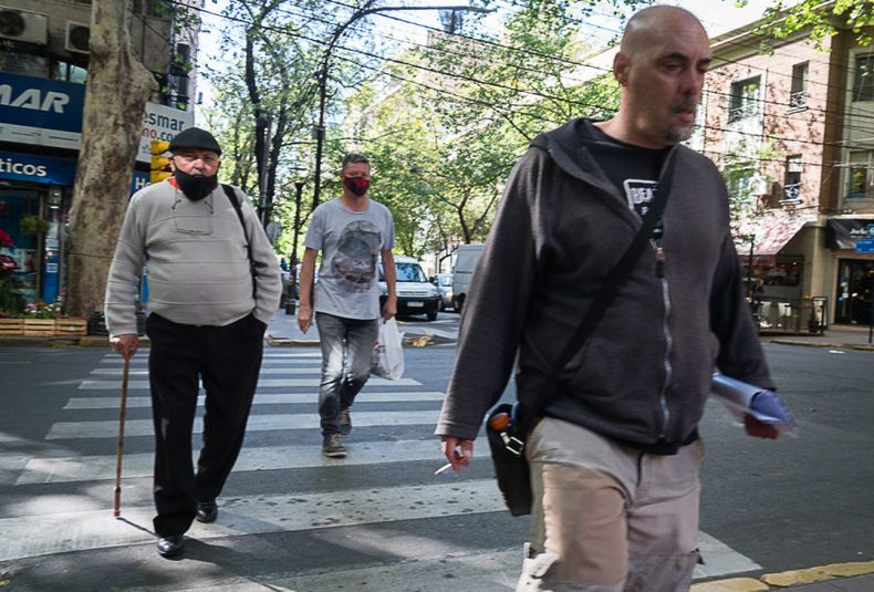 primavera verano, gente, calor, ciudad de mendoza, clima, tiempo, compras, temporada, precios, centro, gente en la calle, negocios, ventas,  covid 19 coronavirus barbijo tapa boca