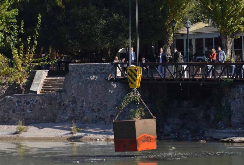 retiro del cubo de cemento que contiene basura tecnológica del Lago del Parque