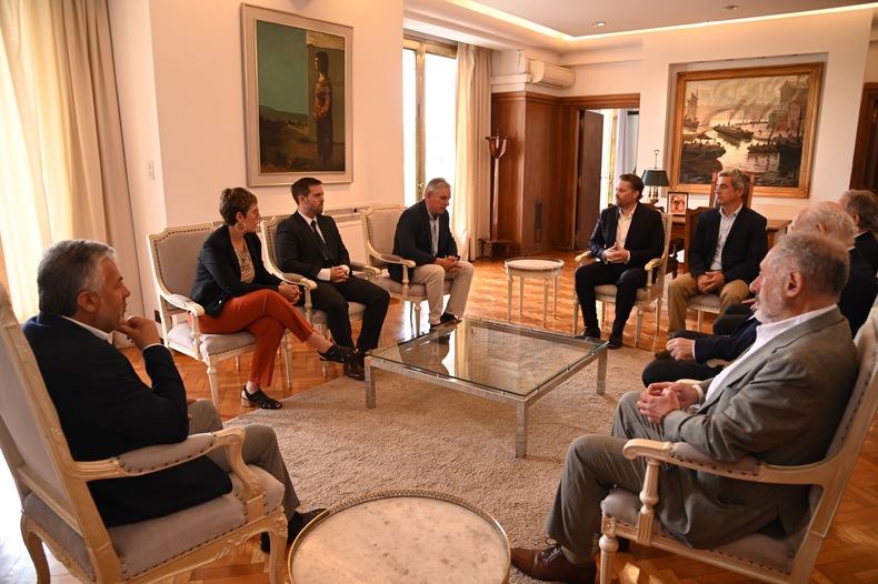 Los directivos de Kobrea durante su reunión con el gobernador y las autoridades de Mendoza donde explicaron sus proyectos para la minería mendocina.