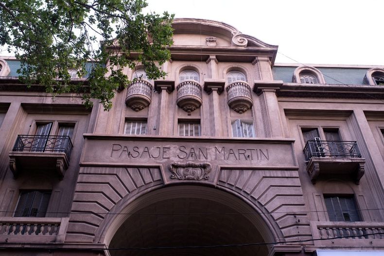 Su fachada interior imita a los grandes pasajes europeos.