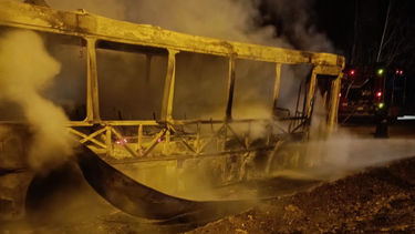 Video: un colectivo quedó destruido tras un feroz incendio en San Carlos Video: un colectivo quedó destruido tras un feroz incendio en San Carlos