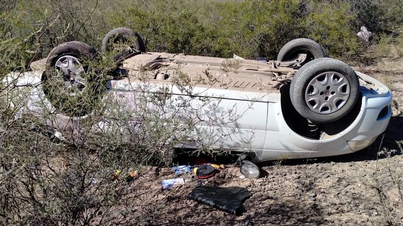 Personal de la Comisaría 63 de Costa de Araujo, Lavalle, trabajó en la escena del accidente vial. 