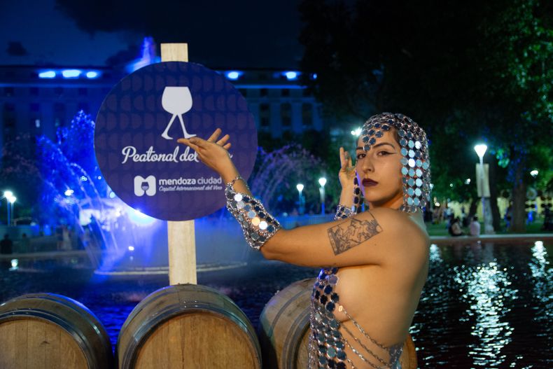La Ciudad de Mendoza vivió la vuelta de la Peatonal del Vino con un público multitudinario.