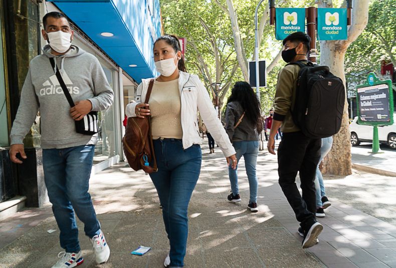primavera verano, gente, calor, ciudad de mendoza, clima, tiempo, compras, temporada, precios, centro, gente en la calle, negocios, ventas,  covid 19 coronavirus barbijo tapa boca