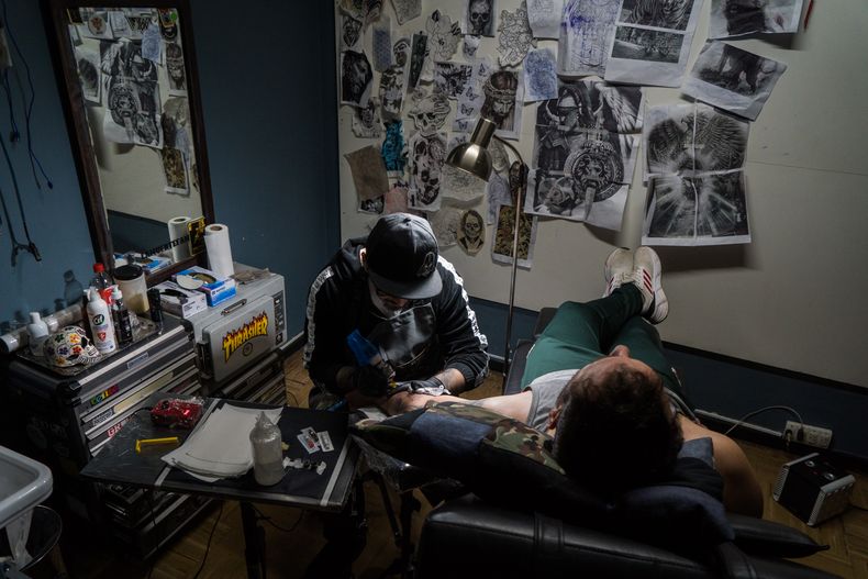 Con 23 años de trayectoria, Pedro Calderón es uno de los tatuadores más talentosos de la provincia.