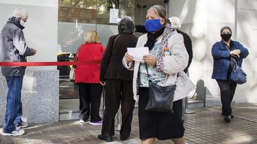 Hoy cobran los jubilados con haberes que no superen los $ 21.393 y DNI finalizado en 6