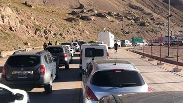 Continúa el intenso tránsito hacia Chile desde la provincia de Mendoza. Se prevén demoras en el camino.