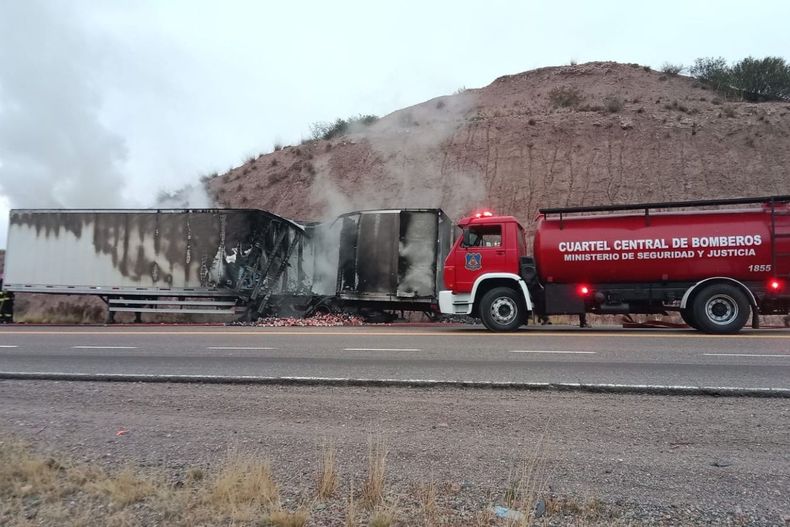 Se incendió un camión en Alta Montaña: bomberos controlaron el fuego