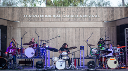 El teatro Gabriela Mistral se colmó de bateristas.