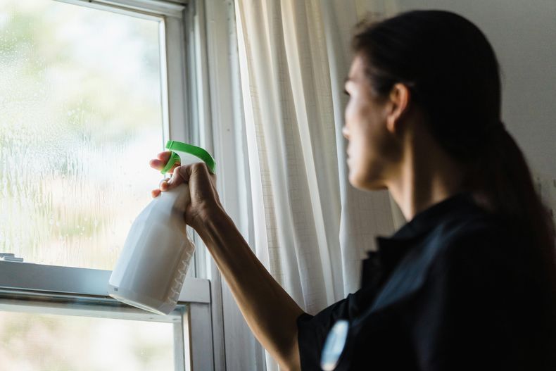 Cómo limpiar las ventanas de tu casa de la forma más eficiente y sin dejar marcas