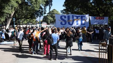 El SUTE votará en plenarios el aumento propuesto por el Gobierno. El SUTE votará en plenarios el aumento propuesto por el Gobierno.