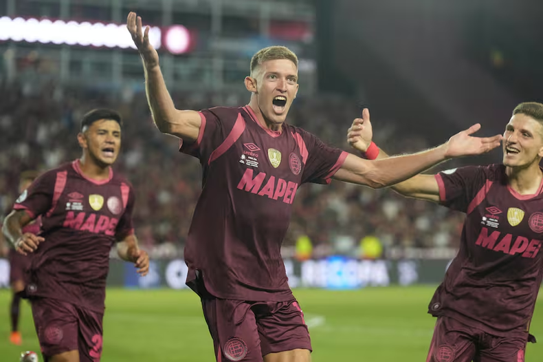 El Club Atlético Lanús celebró en La Fortaleza gracias al cabezazo de Rodrigo Castillo y quedó bien parado de cara al desquite en Brasil.