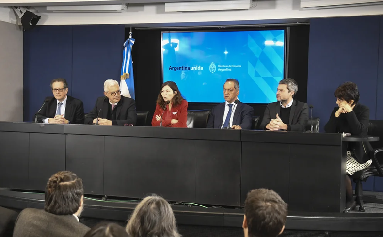 La ministra Batakis, acompañada por parte del gabinete nacional, al anunciar sus primeras medidas