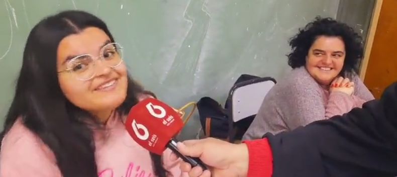 Madre e hija autoridades de mesa en una escuela de San Rafael. Madre e hija autoridades de mesa en una escuela de San Rafael.