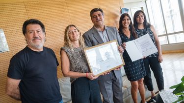 El periodista Walter Gazzo, Lucrecia Alvarez (Gerenta General de Sitio Andino), el vicegobernador Mario Abed, la senadora Natacha Eisenchlas y Mabel Cirona (coordinador de contenidos de Medios Andinos) en el acto de reconocimiento de Los imprescindibles de Mendoza.
