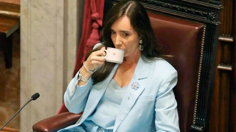 Continúa el conflicto: Victoria Villarruel criticó la falta de políticas para incentivar la industria nacionalEl Congreso de la Nación Argentina continúa con su agenda y no se detiene el debate tras el escándalo con la criptomoneda $LIBRA. Continúa el conflicto: Victoria Villarruel criticó la falta de políticas para incentivar la industria nacionalEl Congreso de la Nación Argentina continúa con su agenda y no se detiene el debate tras el escándalo con la criptomoneda $LIBRA.