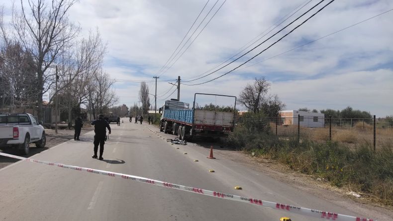 La camioneta circulaba por la zona cuando, por motivos que todavía son investigados, impactó contra el camión.