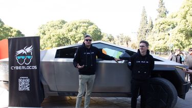 Sitio Andino | Tesla Cybertruck, Ciudad de Mendoza, Alan Wurman y Lars Christiansen, plaza Independencia.jpg