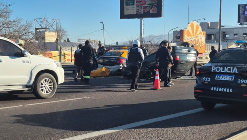 El hecho ocurrió alrededor de las 15 horas y provocó serias demoras en una de las principales vías de ingreso a la Ciudad
