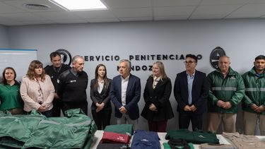 El gobernador entregó camperas al Iscamen, confeccionadas por personas privadas de la libertad