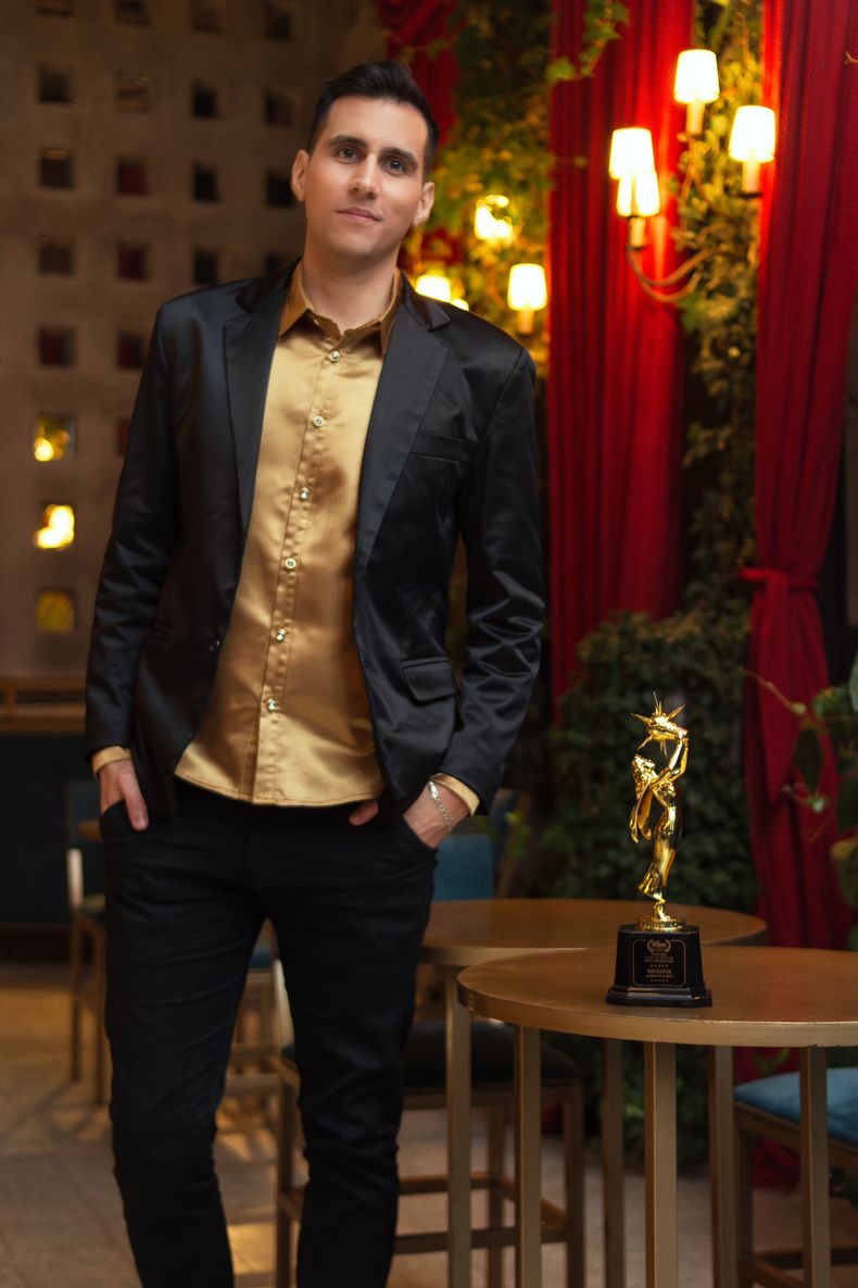 Martín De La Cruz junto a su premio a “Best Producer