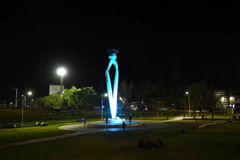 Todos los años, los municipios e instituciones iluminan de azul turquesa sus fachadas, monumentos y se suman a charlas.
