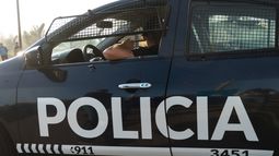 Tres hombres cayeron con un arma cargada mientras estaban en un auto