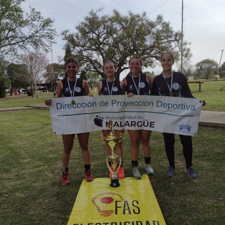Luciana empezó a jugar al hockey en la Patagonia, pero a sus 12 años volvió a Malargüe y representó al sur mendocino. 