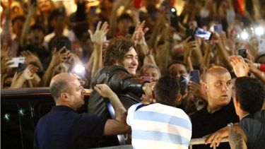 Javier Milei en Mar del Plata: cantó con Fatima, prometió bajar la imputabilidad y apuntó contra la izquierda.