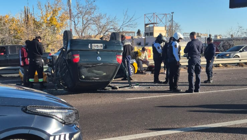 Accidente vial con vuelco cerca del Nudo Vial dejó heridos y caos vehicular