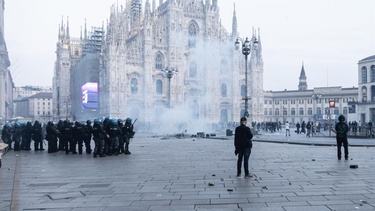 Enfrentamientos de civiles y uniformados en la Plaza del Duomo de Milán, Italia.