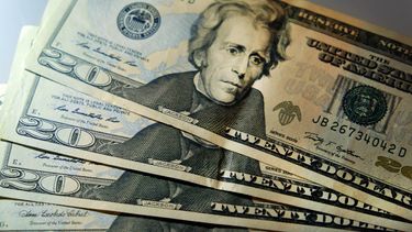 El dólar oficial cerró a $ 105,88 y los bursátiles operan con alzas de hasta 2,4%