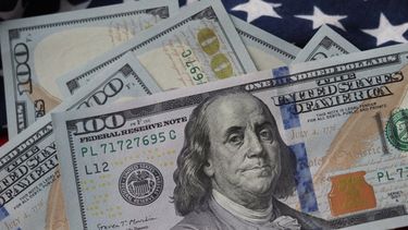 El dólar oficial cerró a $122,16 y los dólares bursátiles operan con altibajos