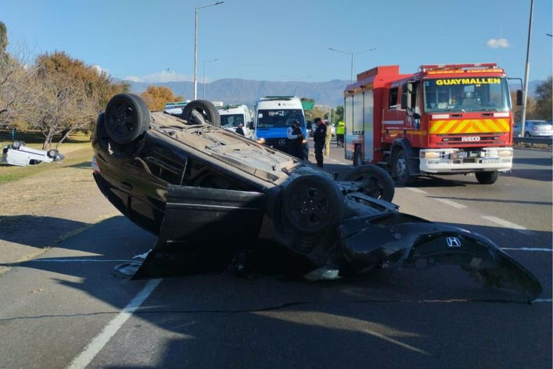 Impactante choque y vuelco en Guaymallén: tres heridos y alcoholemia positiva