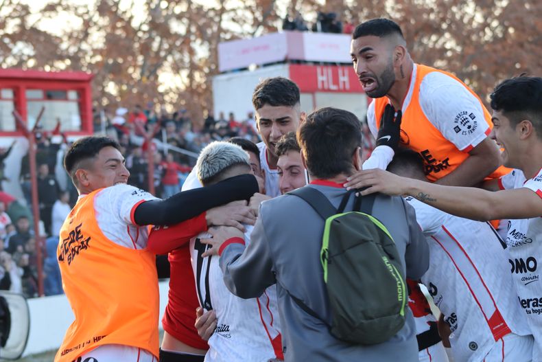 Tarde de buen fútbol y victoria local en la calle Olascoaga (Foto: Prensa HLH).