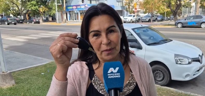 Docente jubilada sortea su auto para pagar un juicio.