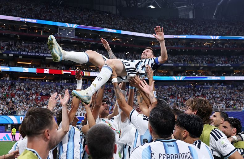 El capitán celebró el triunfo, tras el llanto una vez finalizado el encuentro.