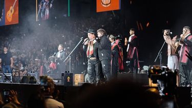 El mandatario volvió a subirse a un escenario a cantar El mandatario volvió a subirse a un escenario a cantar