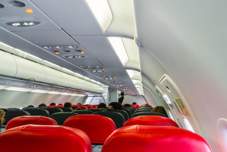 Viajar en avión.