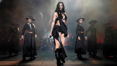 De la calle a la peña: cómo Cazzu integró el folklore tradicional en su show de trap