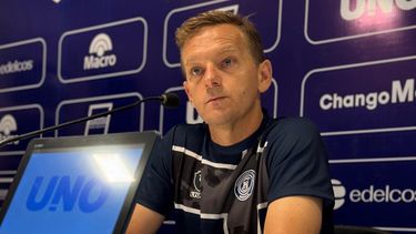 El mandamás deportivo entrenador salió a poner la cara.