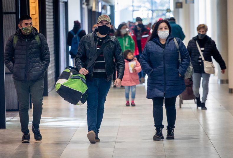 covid 19, coronavirus, gente en la calle, pandemia, covid, gente, personas, aire libre, otoño, clima, tiempo, terminal de mendoza, radio andina