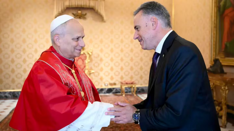 El papa León XIV junto Yamandú Orsi
