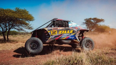 David Zille y Sebastián Cesana celebran en Yanbu tras darle a Argentina la primera victoria del Rally Dakar 2026 en la categoría Challenger.