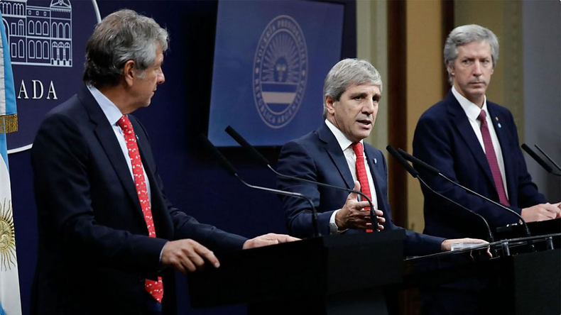 Santiago Bausili, Luis Caputo y Juan Pazo durante el anuncio del blanqueo de dólares y pesos 