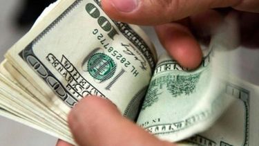 El dólar opera estable a $14,36