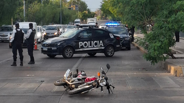 Accidente vial: el policía sufrió una fractura expuesta tras caer de su moto.